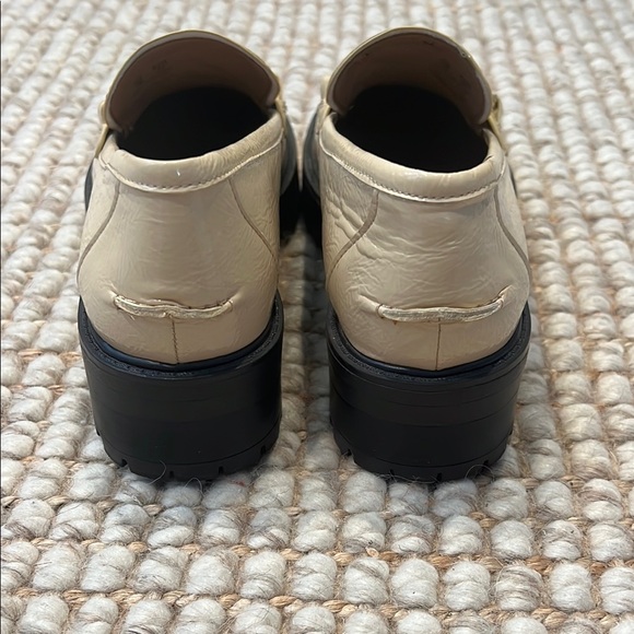 Elegant Beige Loafers with Gold Chain Detail by Sam Edelman - Picture 7 of 9